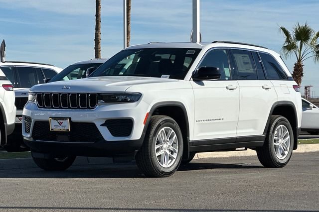 New 2025 Bright White Clear-Coat Exterior Paint Jeep Laredo X image 11