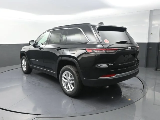 New 2026 Diamond Black Crystal Pearl-Coat Exterior Paint Jeep Laredo X image 6