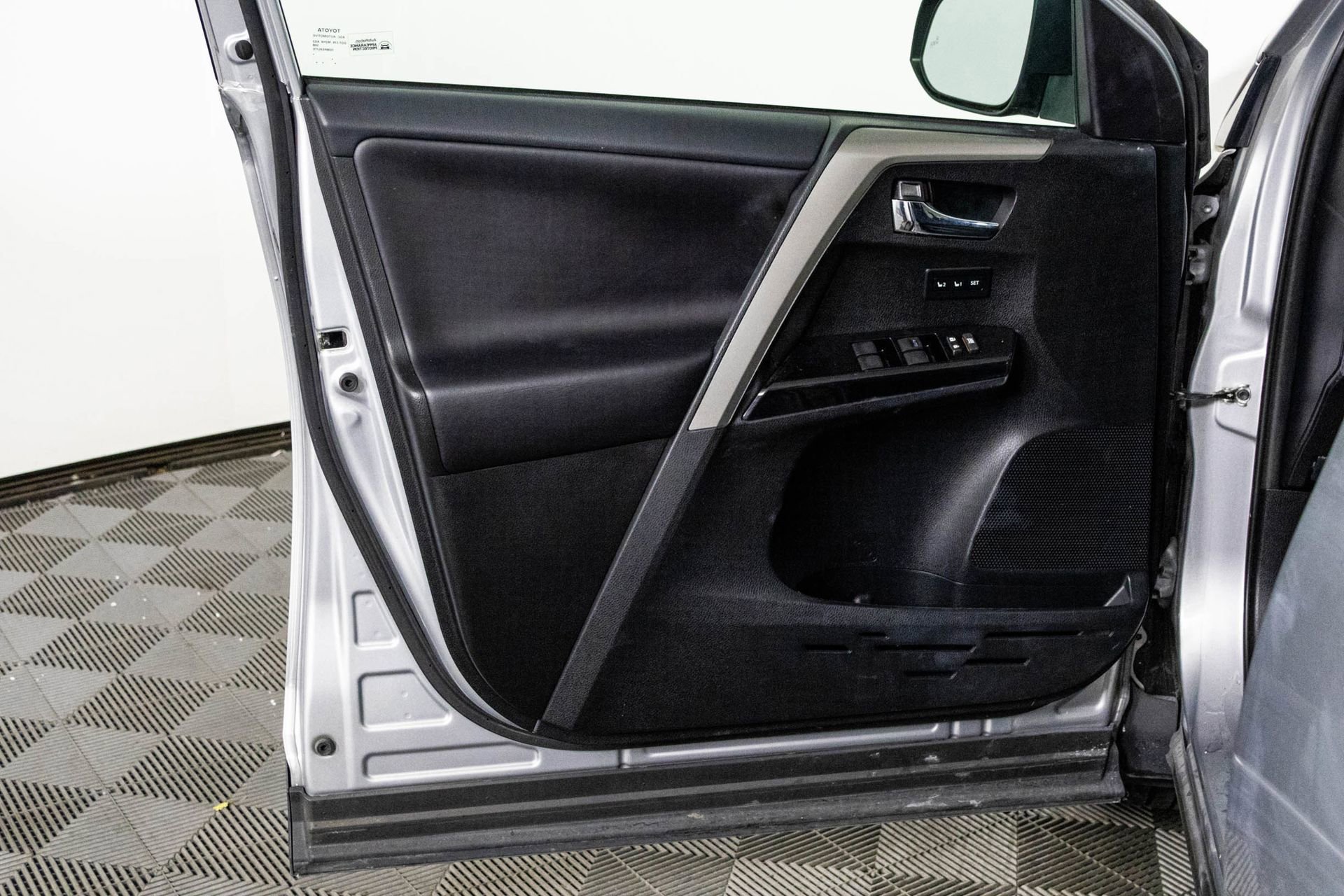 2018 TOYOTA RAV4 - Image 32