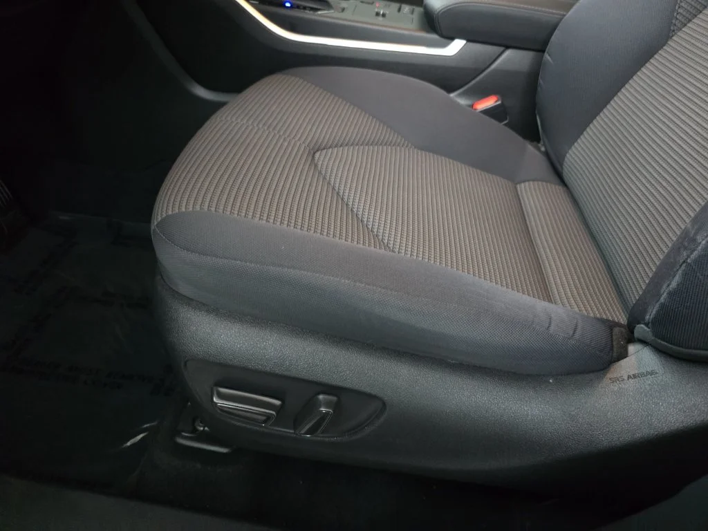 Used 2020  Toyota LE image 28