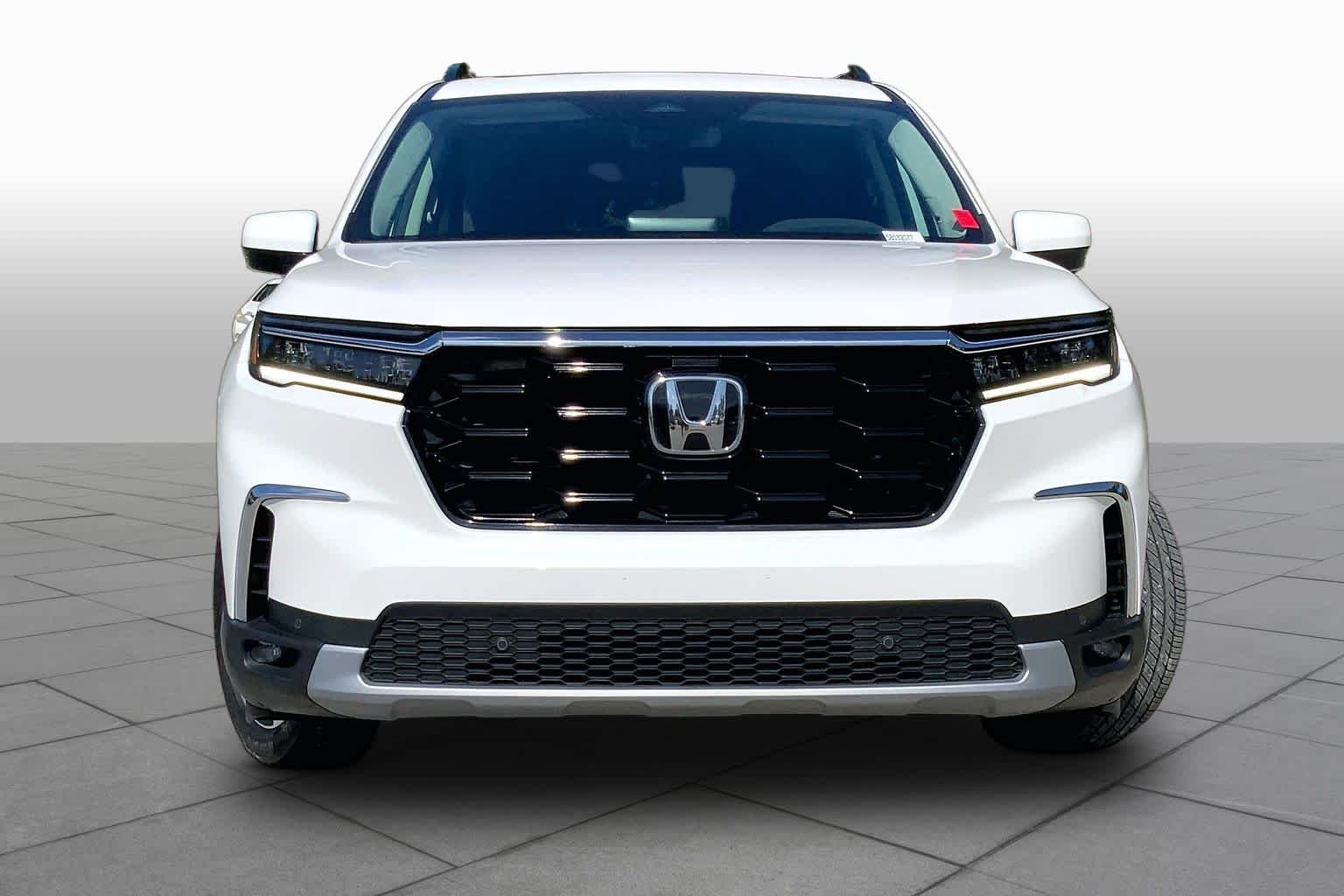 Certified Used 2025 Platinum White Pearl Honda AWD TRG image 4