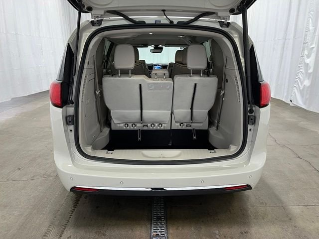 Used 2020 White Chrysler Limited image 13