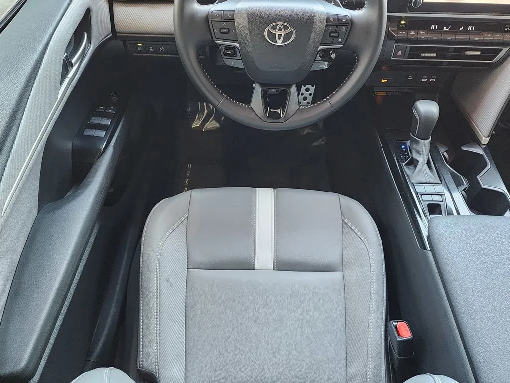 2025 Toyota Camry SE - Photo 11