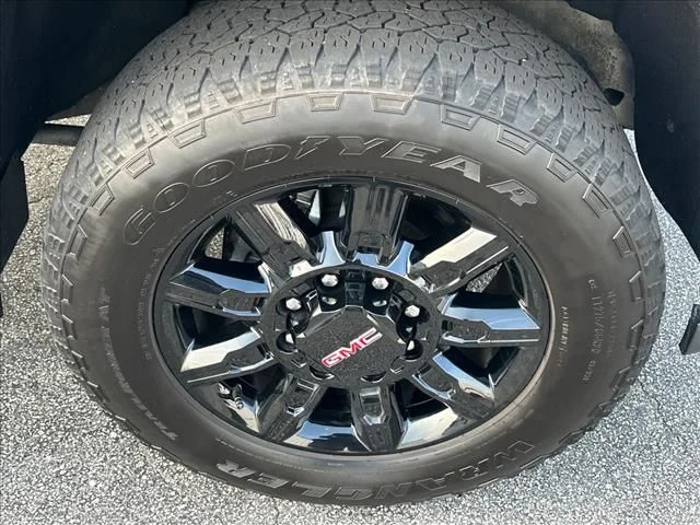 Used 2025 Silver GMC AT4 image 34
