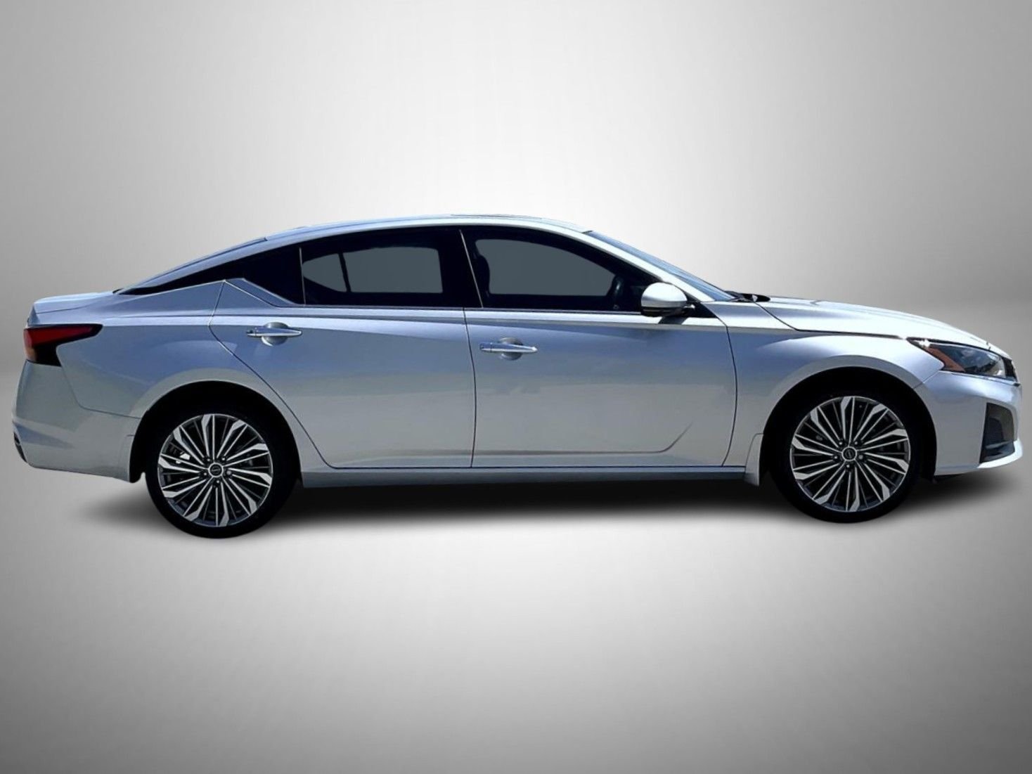 Used 2023 Silver Nissan 2.5 SL image 4