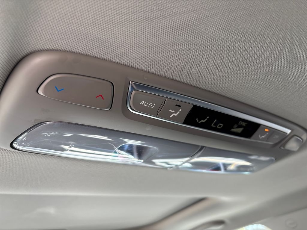 Used 2022 White Kia S image 21