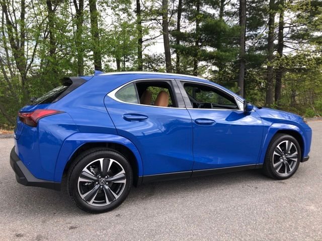 Certified Used 2025  Lexus 300h Premium image 3