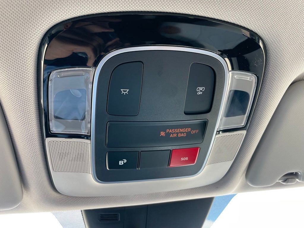 Used 2025 White Hyundai SEL image 41