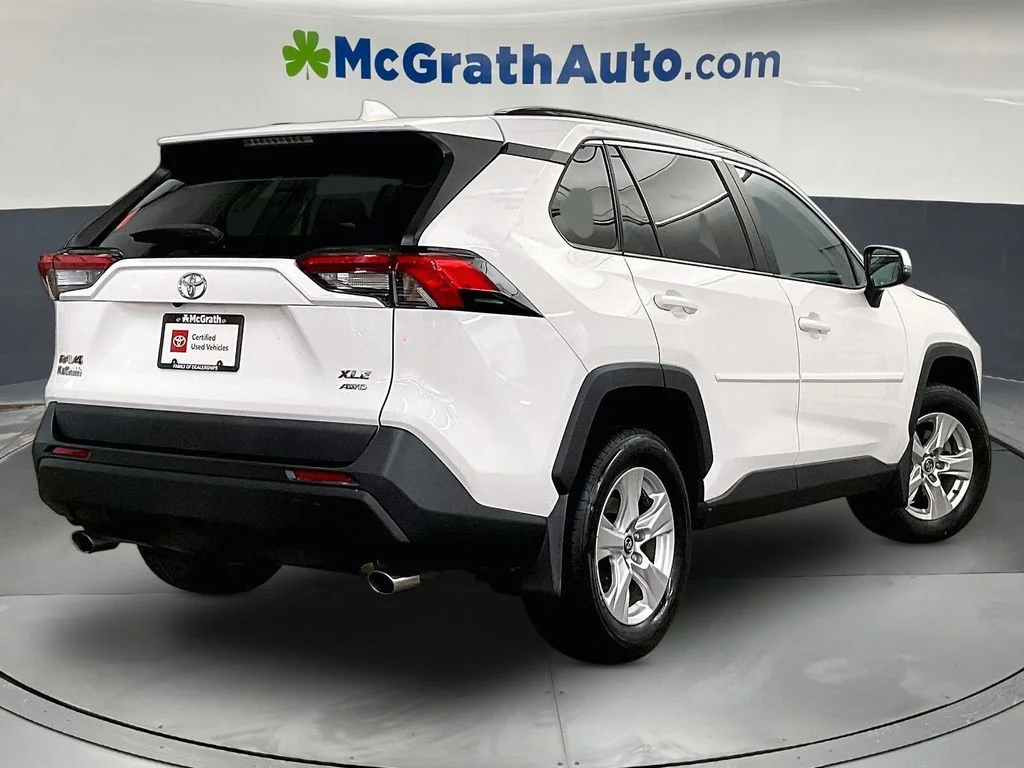 Used 2020 White Toyota XLE image 16