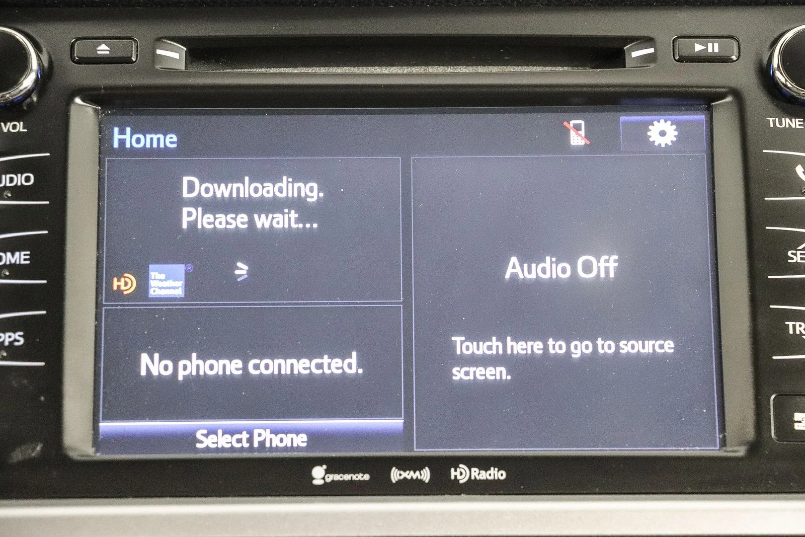Used 2018 White Toyota XLE image 13