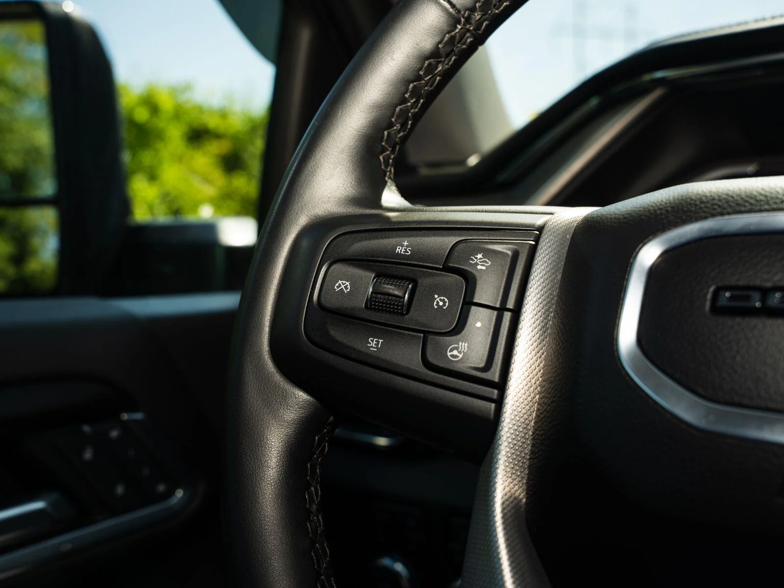 Used 2025 Onyx Black GMC Denali image 32