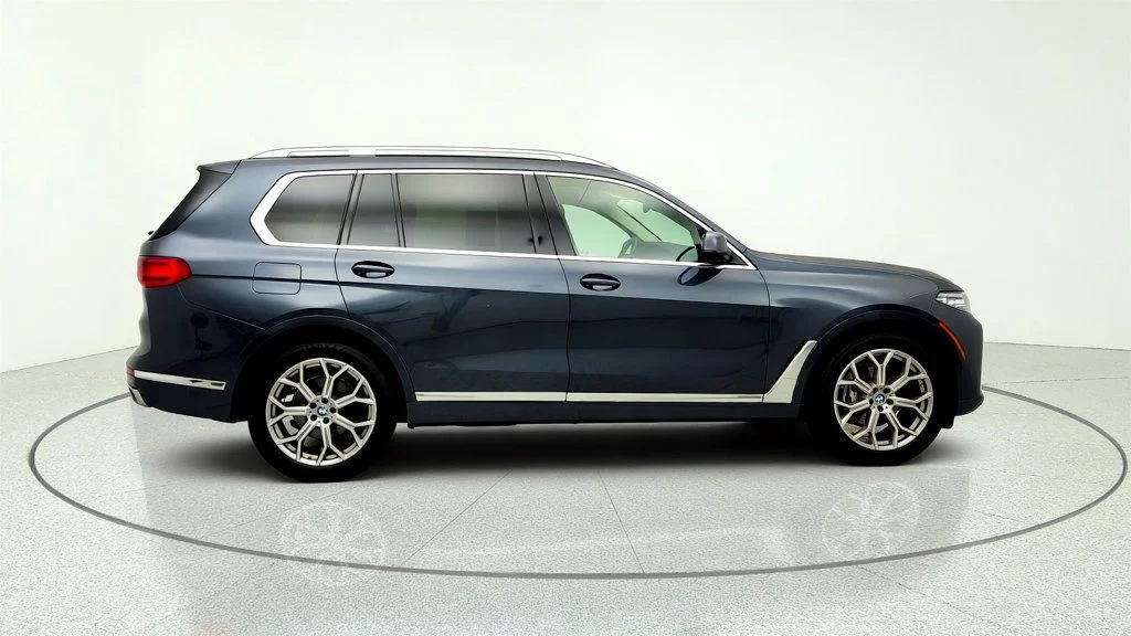 Used 2021 Arctic Grey Metallic BMW xDrive40i SAV w/ Premium, Parking Assistance & Cold Weather Pkgs image 4
