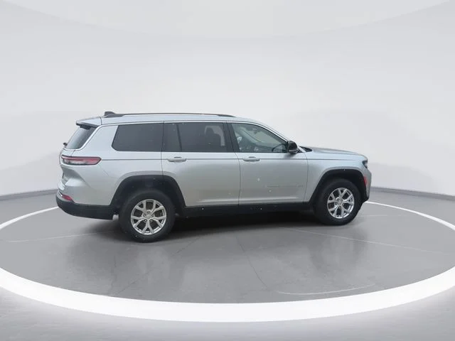 Used 2023 Silver Jeep Limited image 12
