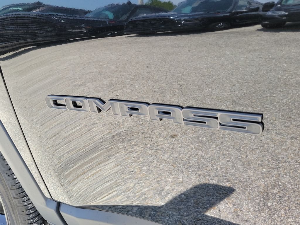 New 2026 Diamond Black Crystal Pearl-Coat Exterior Paint Jeep Latitude image 5