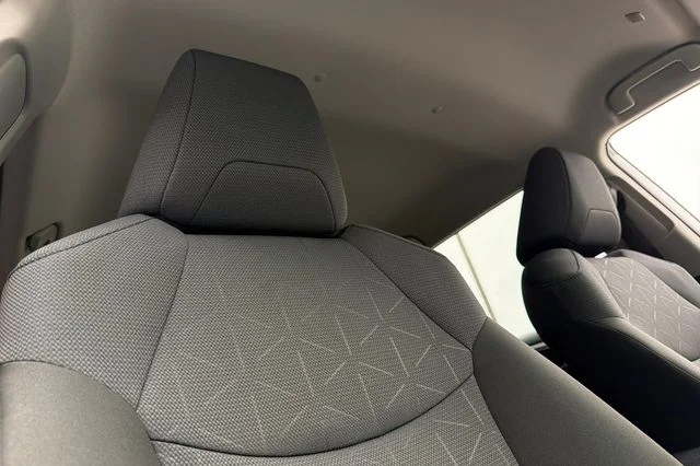 2025 Toyota RAV4 XLE - Photo 20