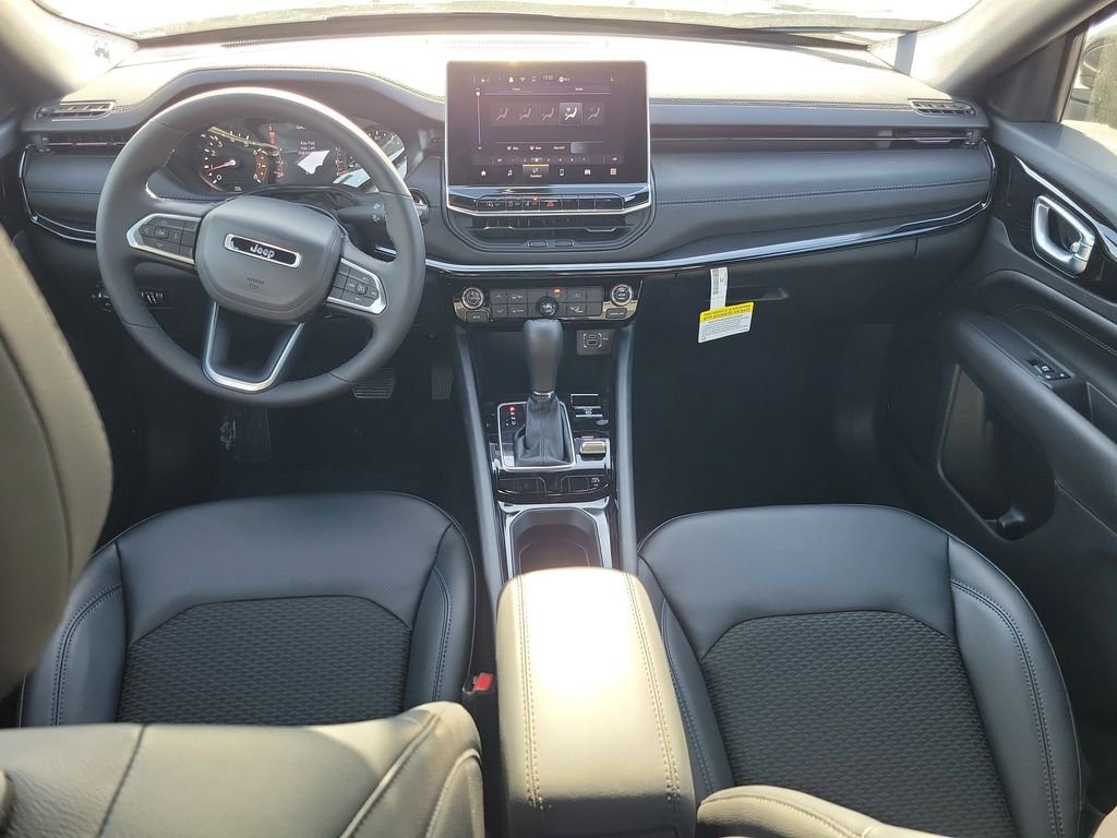 New 2026 Diamond Black Crystal Pearlcoat Jeep Latitude image 8
