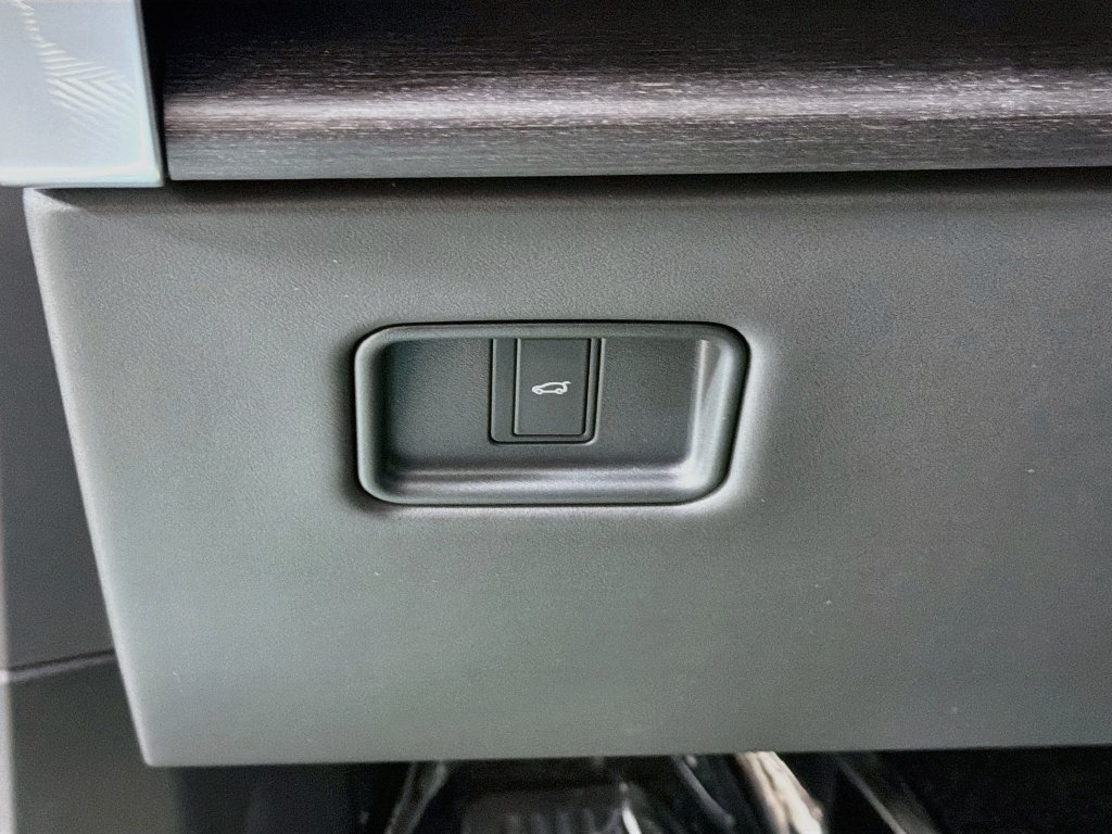 New 2027 Santorini Black Land Rover SE image 10