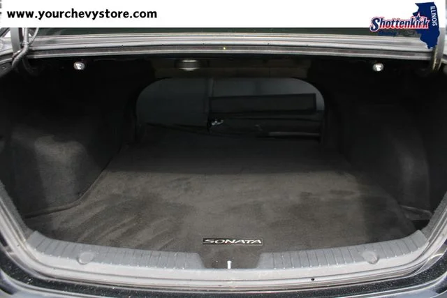 Used 2011 Black Hyundai SE image 18