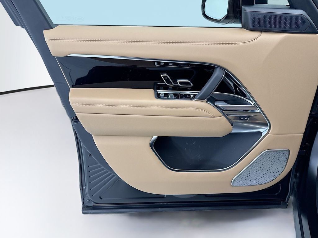 New 2026 Obsidian Black SV Bespoke Ultra Metallic Satin Land Rover Autobiography image 23