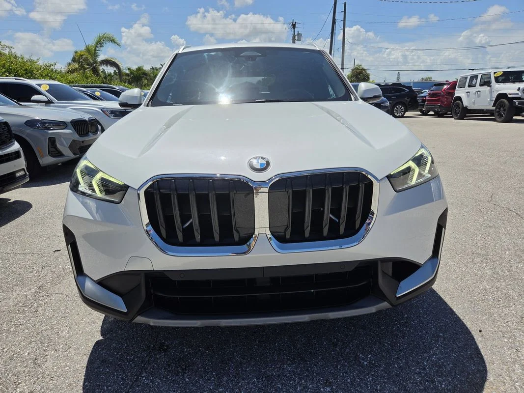 Used 2023  BMW xDrive28i image 8