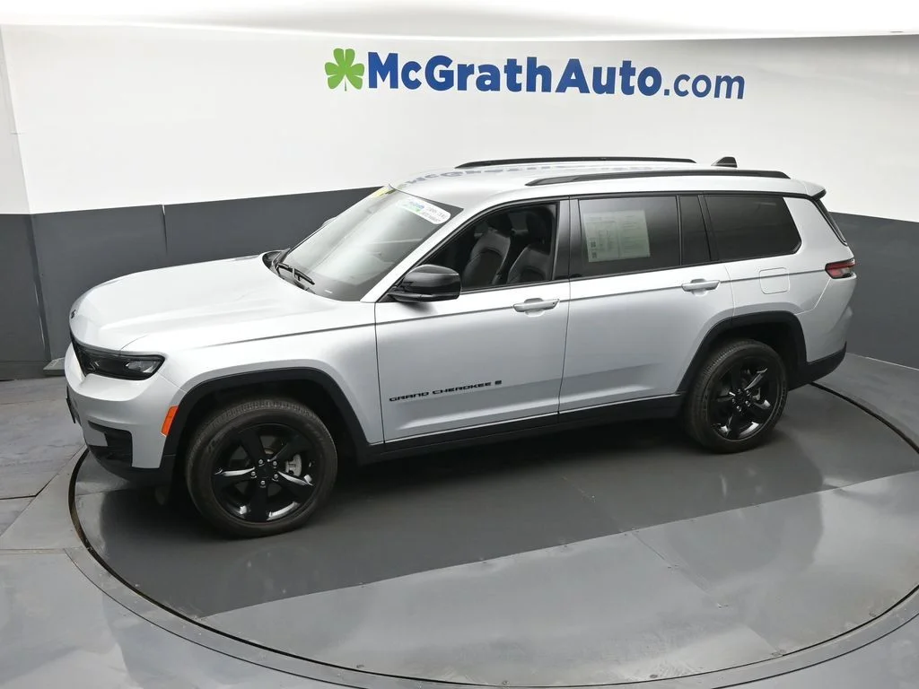 Used 2023 Silver Jeep Altitude image 24