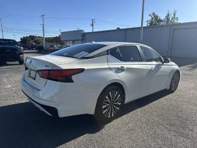 Used 2023 White Nissan 2.5 SV image 5