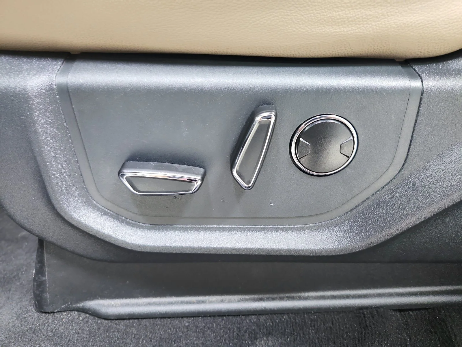 Used 2024 Silver Ford Limited image 11