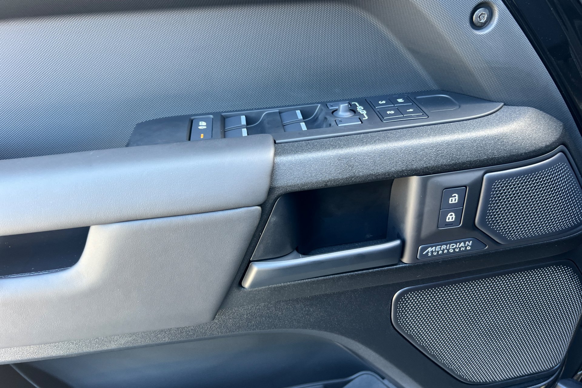 2026 Land Rover Defender OCTA Black - Photo 14