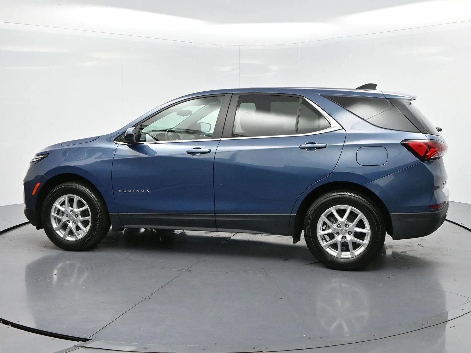 Used 2024 Lakeshore Blue Metallic Chevrolet LT image 5