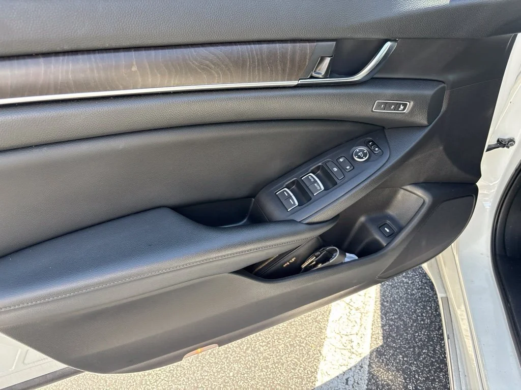 Used 2018 White Honda Touring image 12
