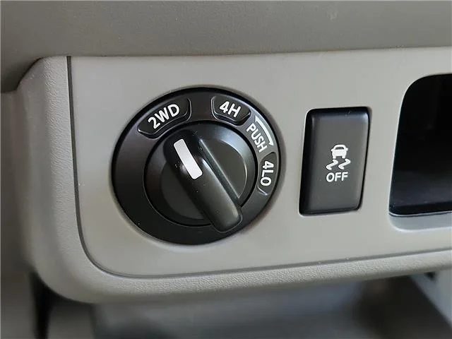 Used 2018 Gray Nissan SV 4x4 Crew Cab 6 ft. box 139.9 in. WB image 17