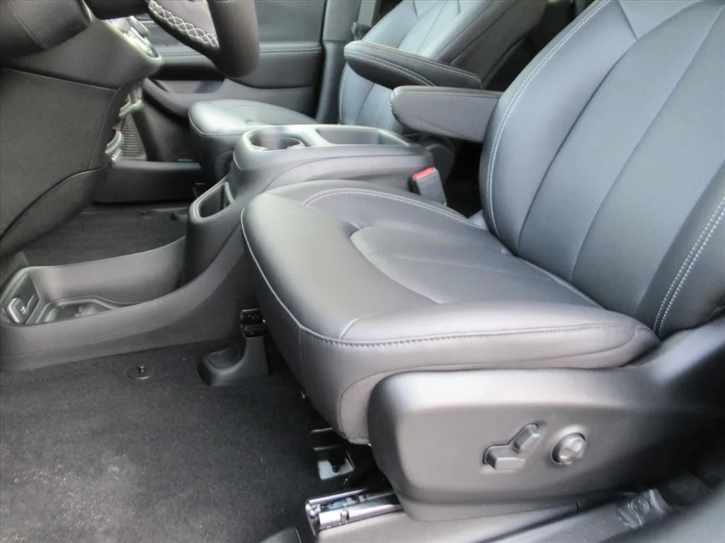 New 2026 Bright White Clear-Coat Exterior Paint Chrysler Select image 15