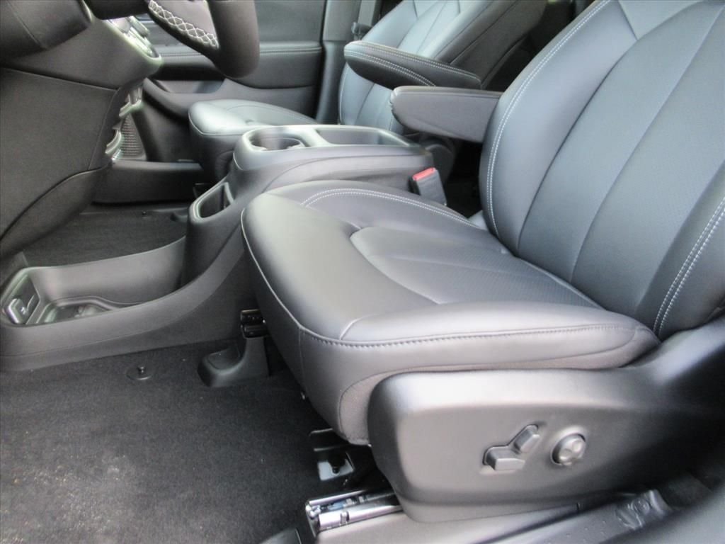 New 2026 Bright White Clear-Coat Exterior Paint Chrysler Select image 15