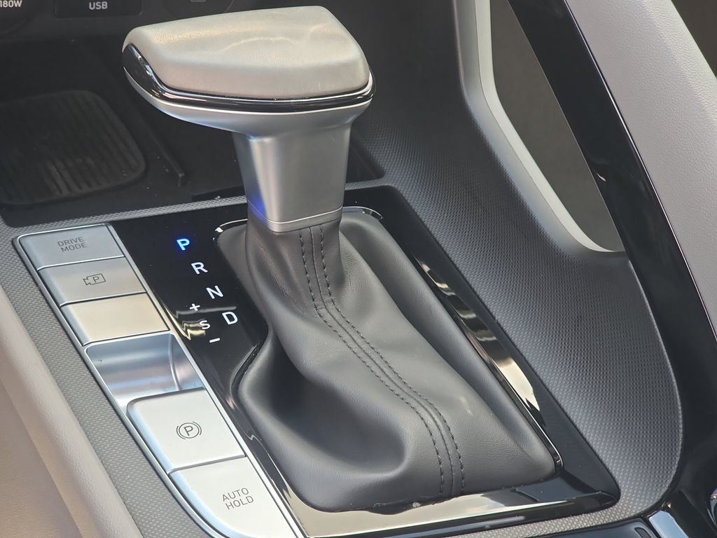 Used 2025 White Hyundai SEL Convenience image 21