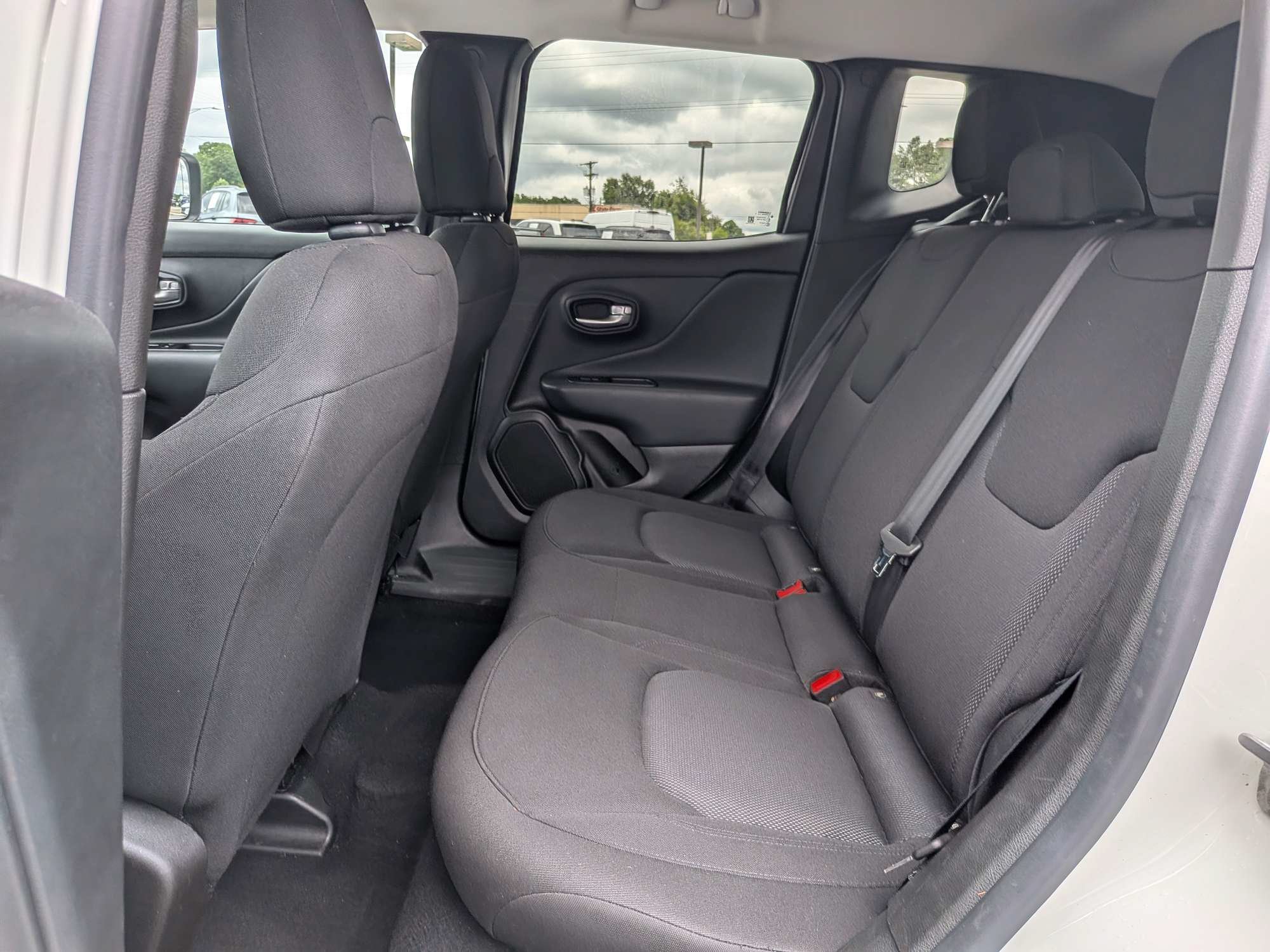 Used 2023 White Jeep Latitude image 12