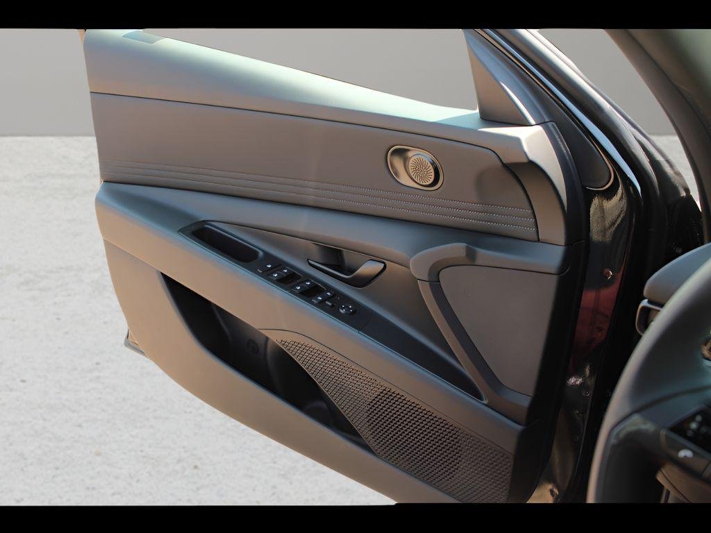 2025 Hyundai Elantra SEL - Photo 16