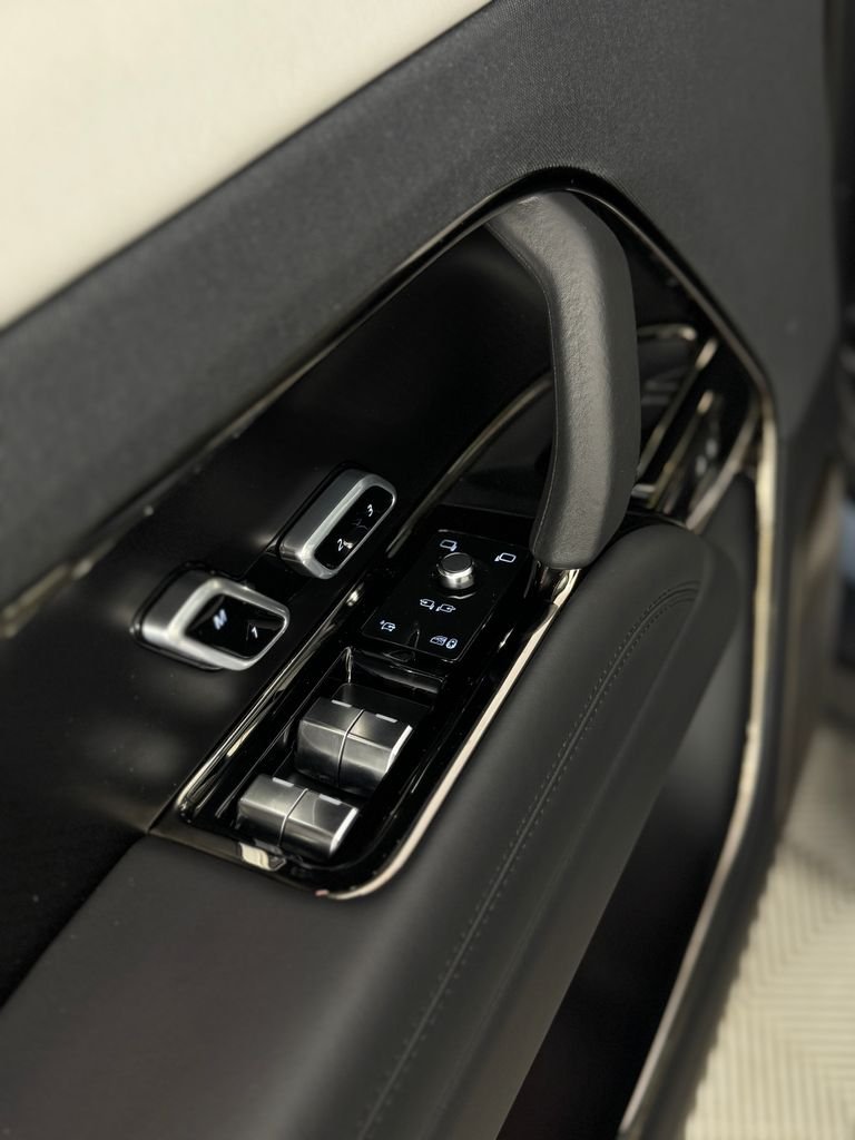Used 2025 Velocity Blue SV Bespoke Ultra Metallic Satin Land Rover SV Edition Two image 32