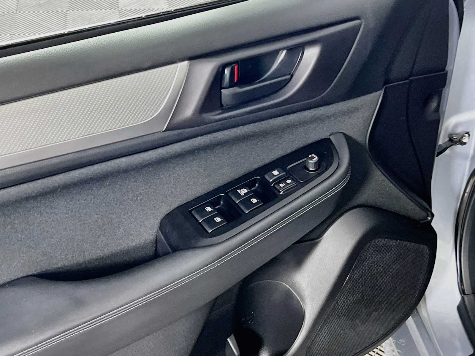 Used 2019 Ice Silver Metallic Subaru  image 18