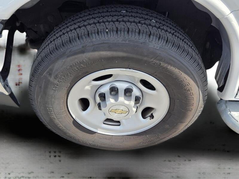 Used 2025 Summit White CHEVROLET RWD 2500 135" image 9