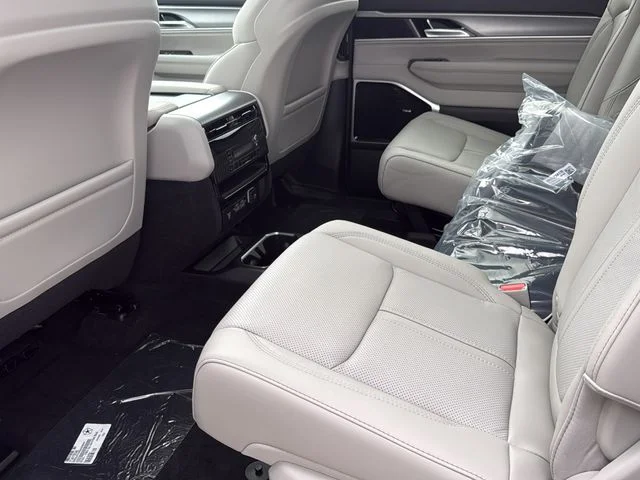 New 2026 Bright White Clear-Coat Exterior Paint Jeep Limited Reserve image 16