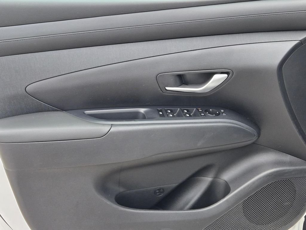 Used 2025 White Hyundai SEL Convenience image 13