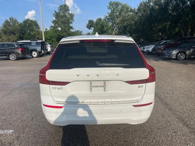 Used 2022 Ice White Volvo Momentum image 3