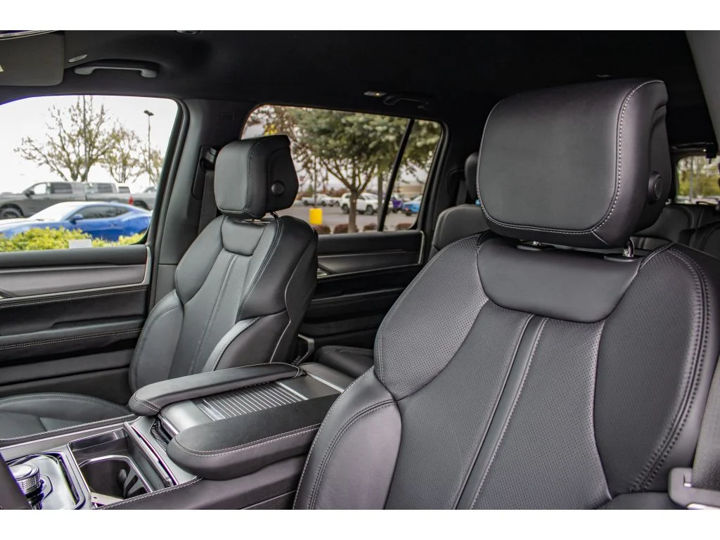 New 2026 Bright White Clear-Coat Exterior Paint Jeep Limited Altitude image 32