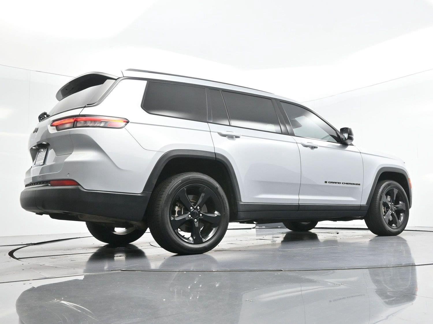Used 2021 Silver Jeep Altitude image 46