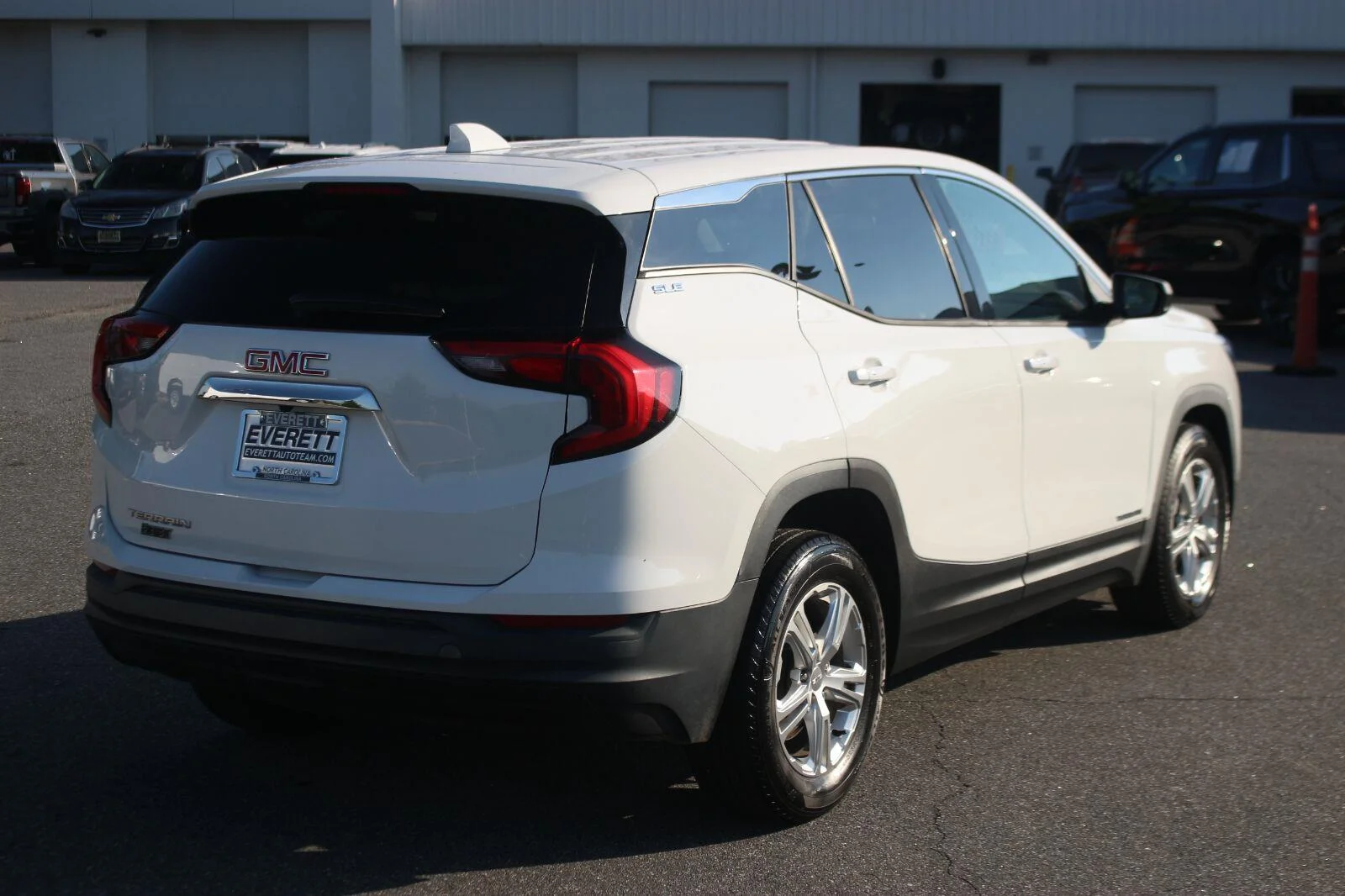 Used 2020 SUMMIT WHITE GMC SLE image 6