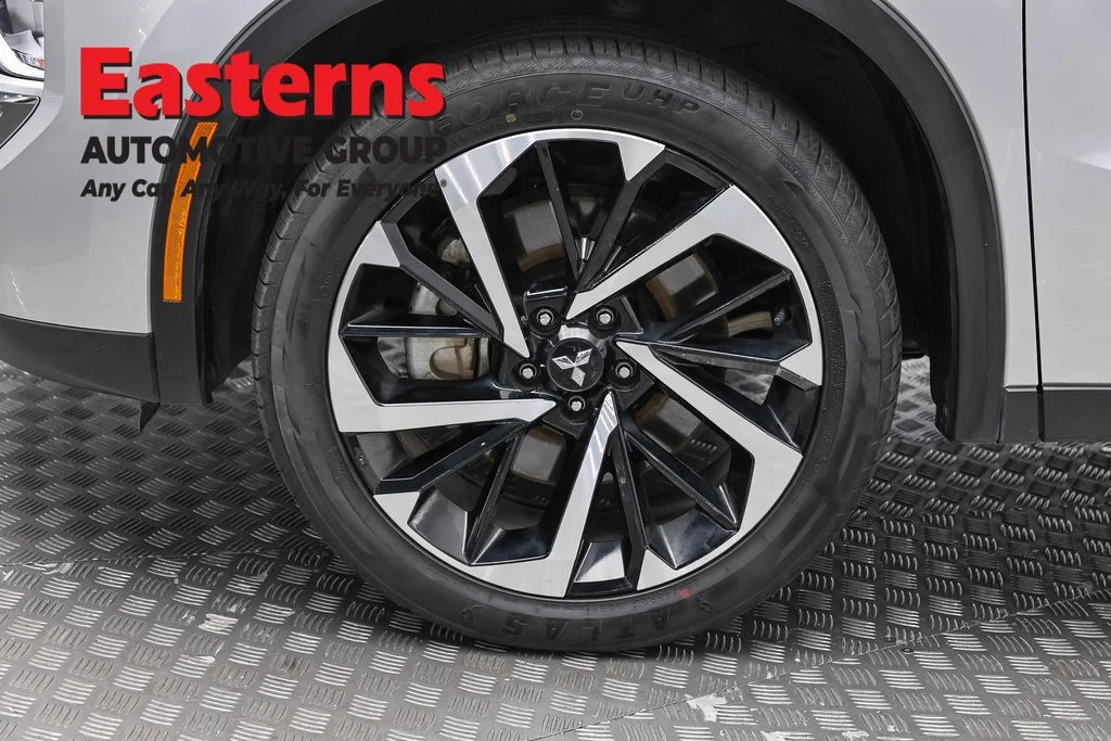 Used 2024 Silver Mitsubishi SE image 33