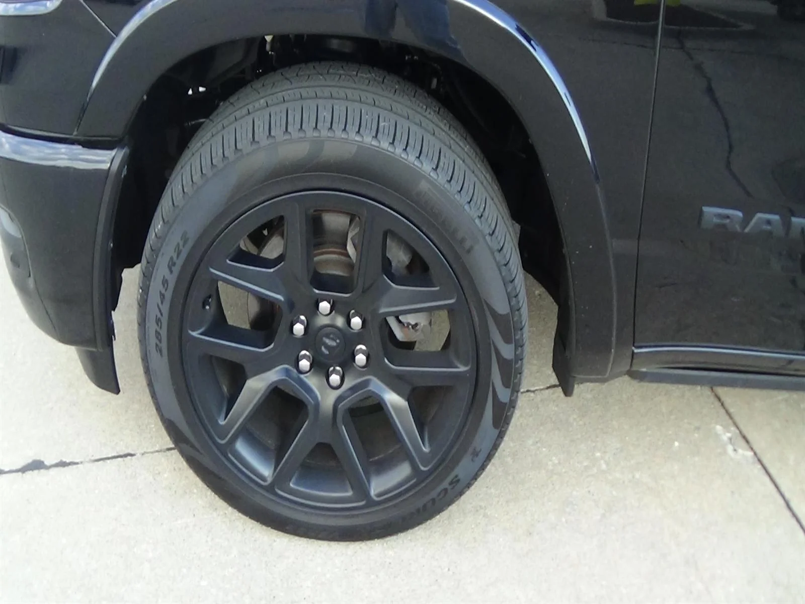 Used 2025 Diamond Black Crystal Pearl Coat (pxj) RAM Laramie image 9