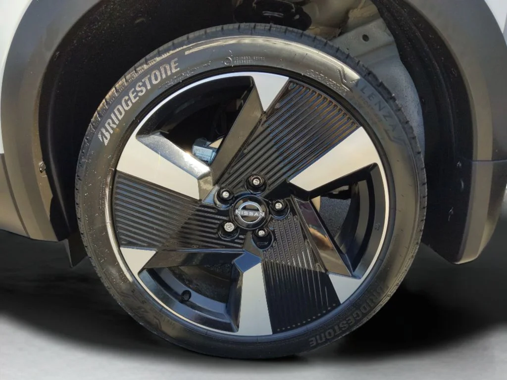 Used 2025 White Nissan SR image 39