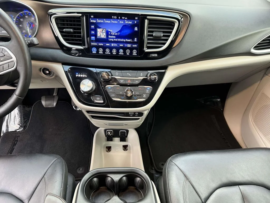 Used 2017 Red Chrysler Touring L image 18