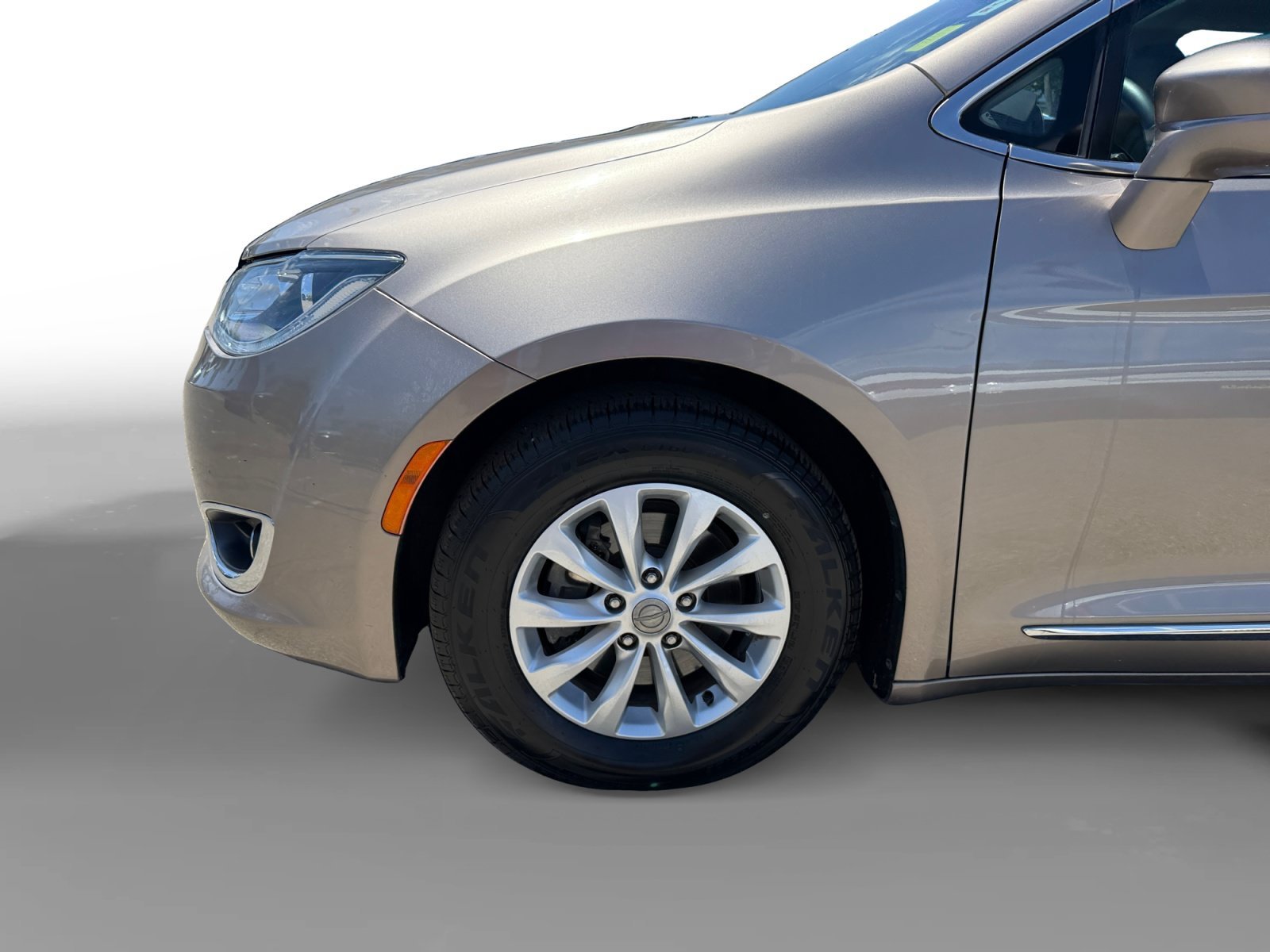 Used 2017 Molten Silver Chrysler Touring L image 9